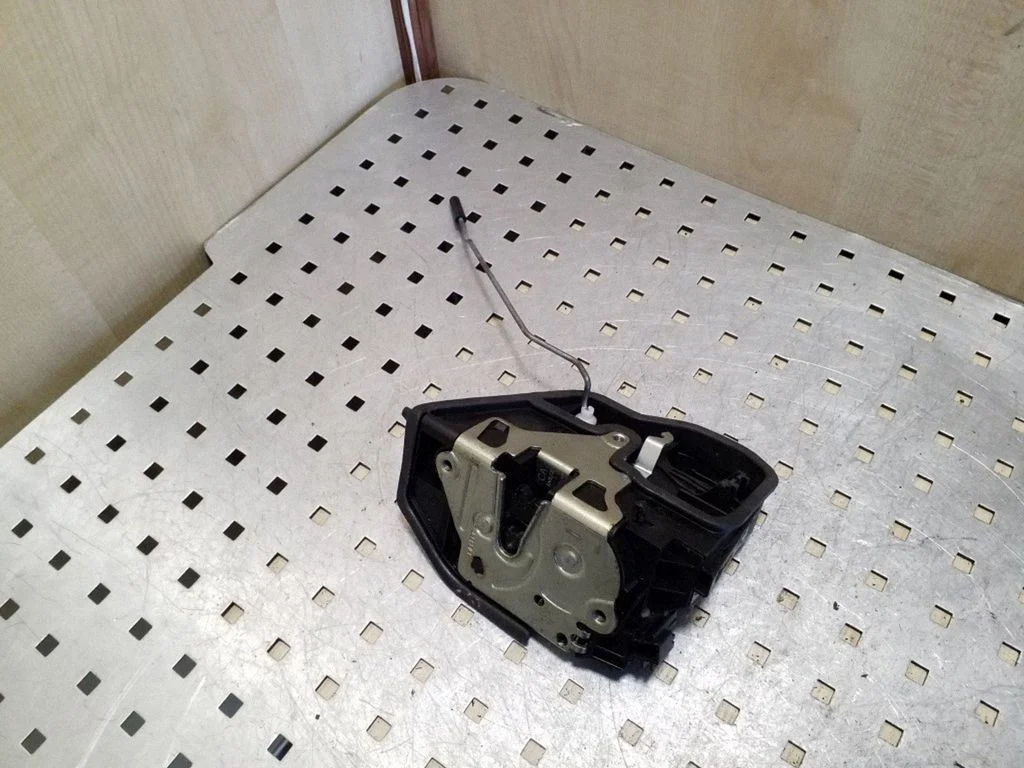 Front door lock 7202147