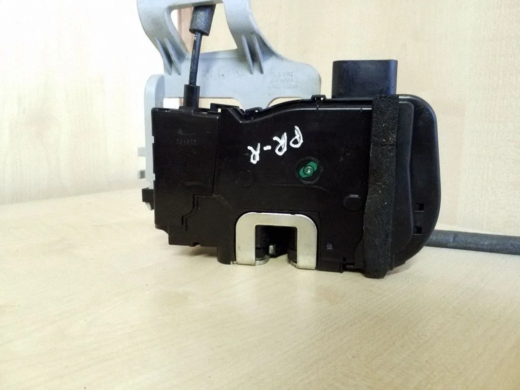 Front door lock 813203U010