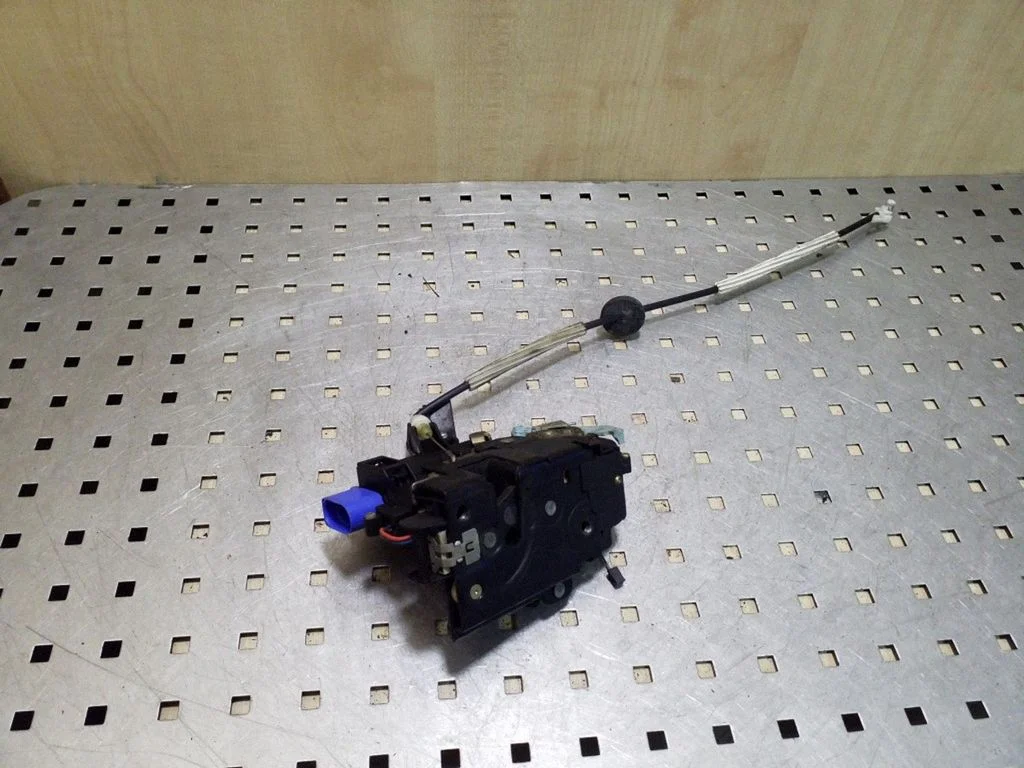 Priekšējo durvju slēdzene 3D1837016