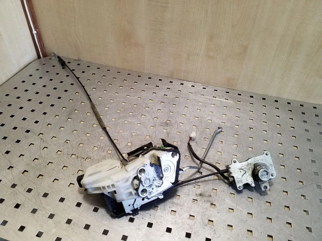Front door lock – Mitsubishi Pajero Sport I (1996-2008)