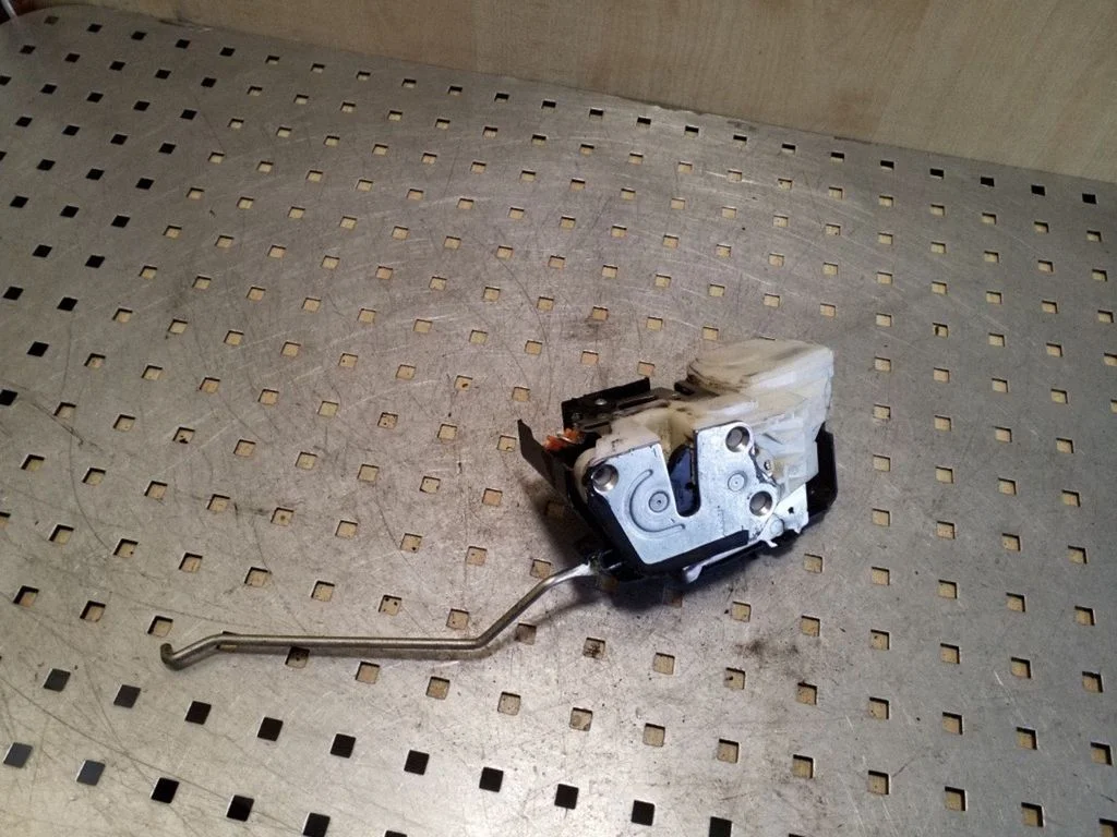 Front door lock – Mitsubishi Pajero Sport I (1996-2008)