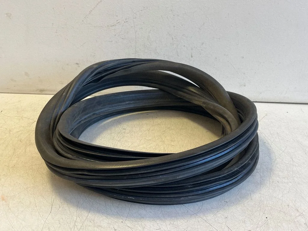 Esiukse tihend (kere pool) – vasak