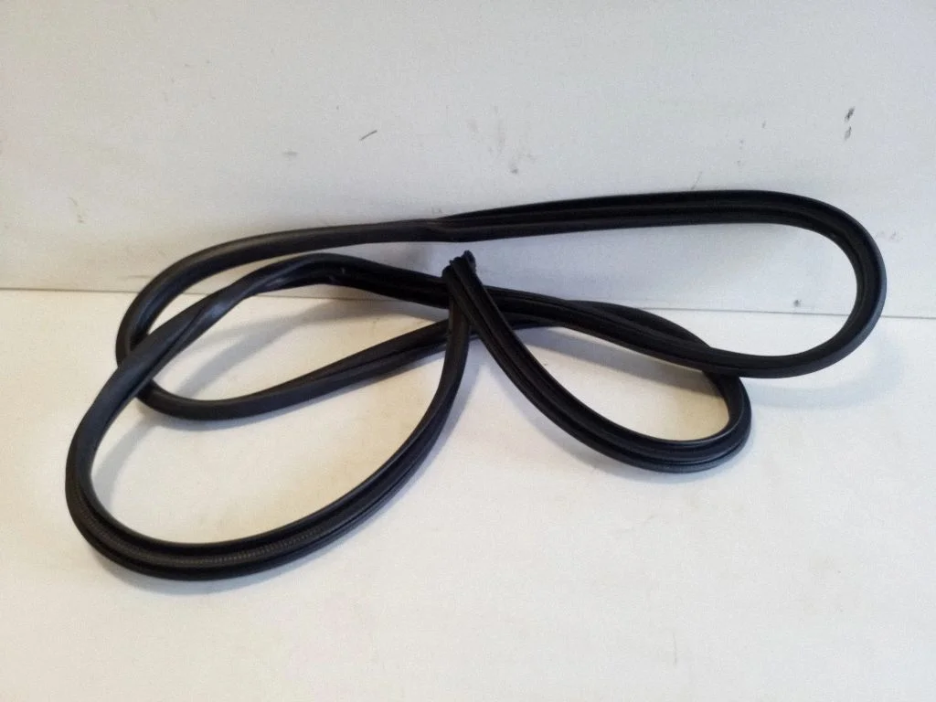 Front door rubber seal – front left