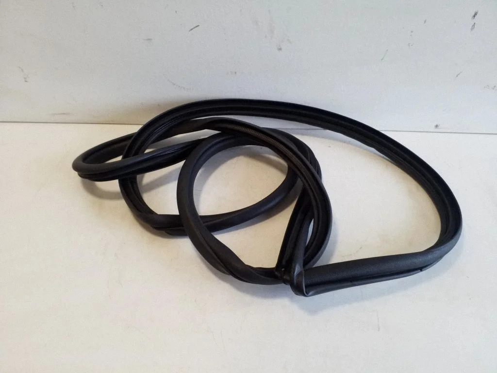 Front door rubber seal – front right