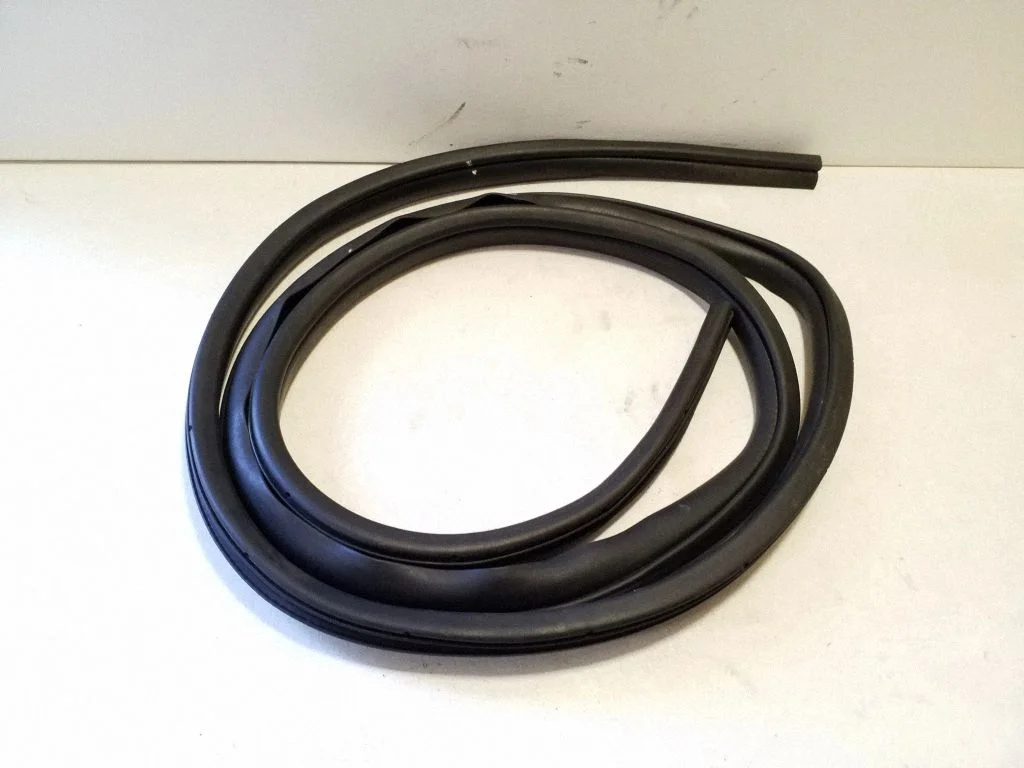 Front door rubber seal – left