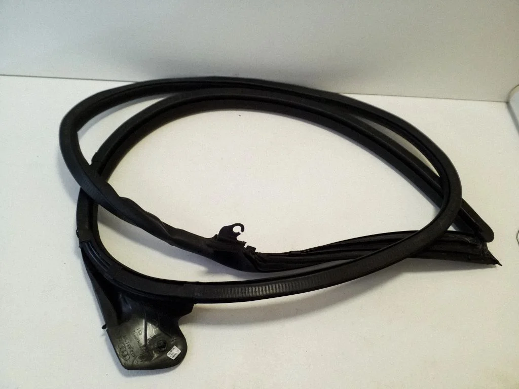 Priekšējo durvju blīvgumija (uz virsbūves) 8T8831708