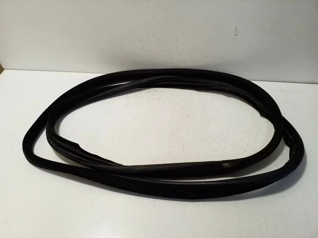 Uszczelka drzwi przednich (na karoserii) BJ3220708A