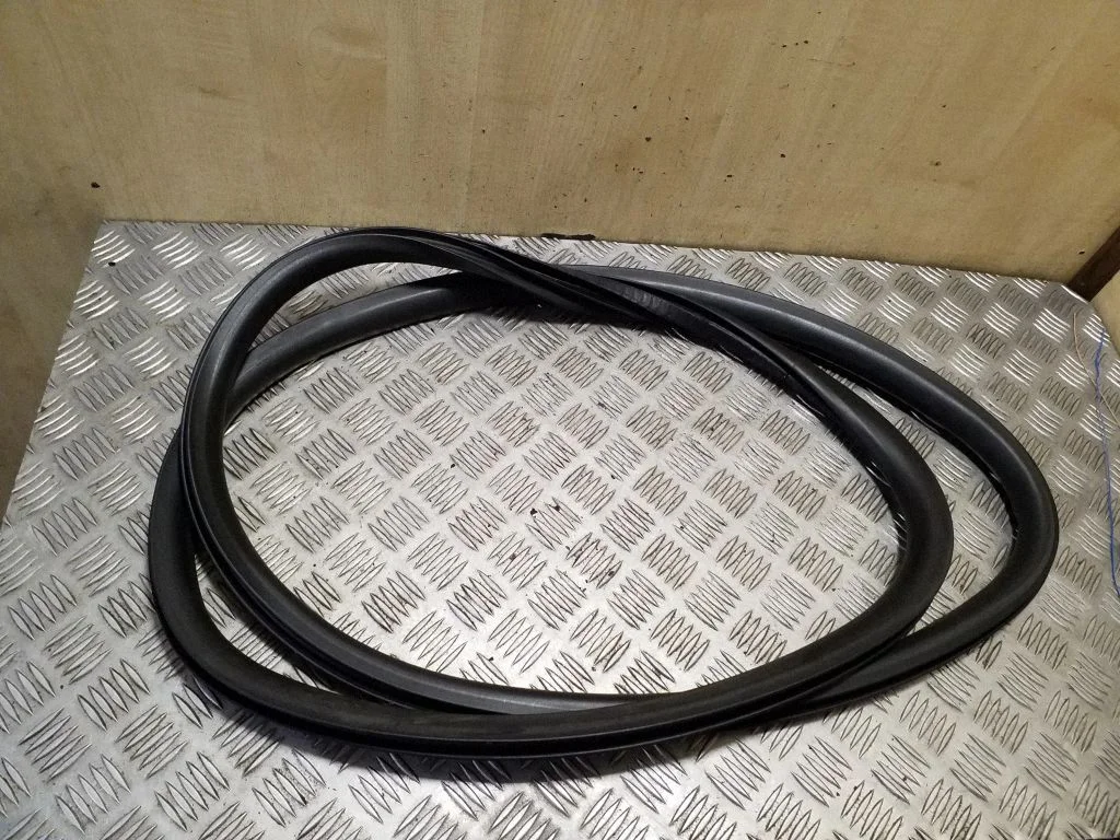Front door rubber seal 31385841
