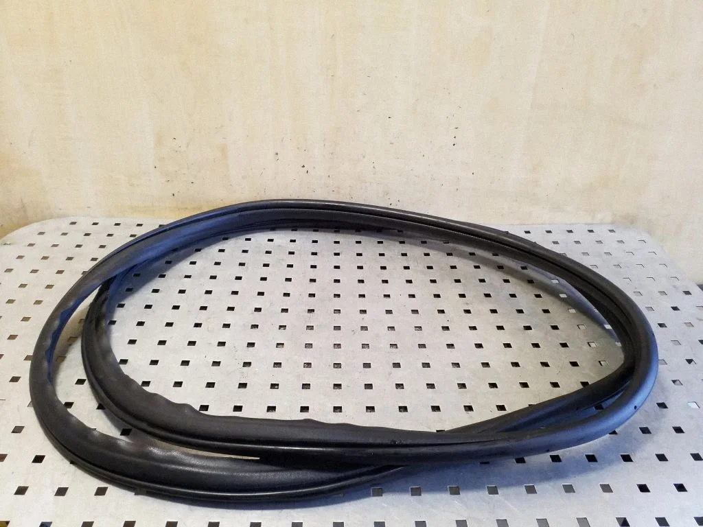 Front door rubber seal – left