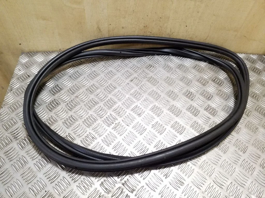 Front door rubber seal – right