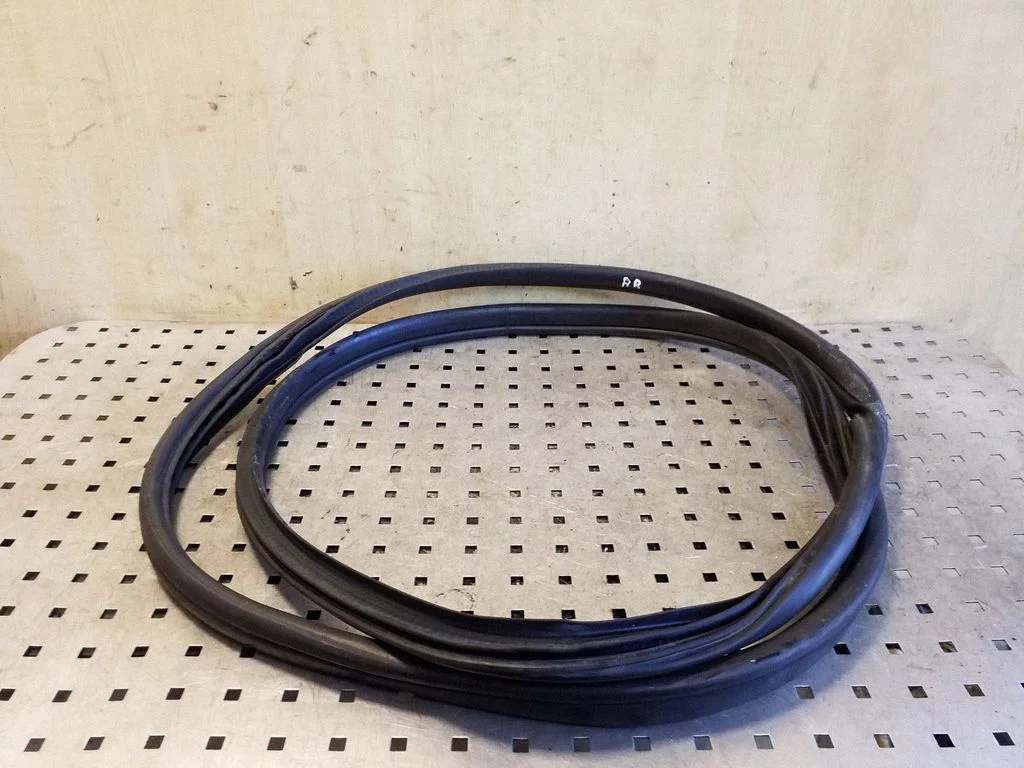 Priekšējo durvju blīvgumija (uz virsbūves) 9808548 – Mini Cooper Countryman R60 (2011-2016)