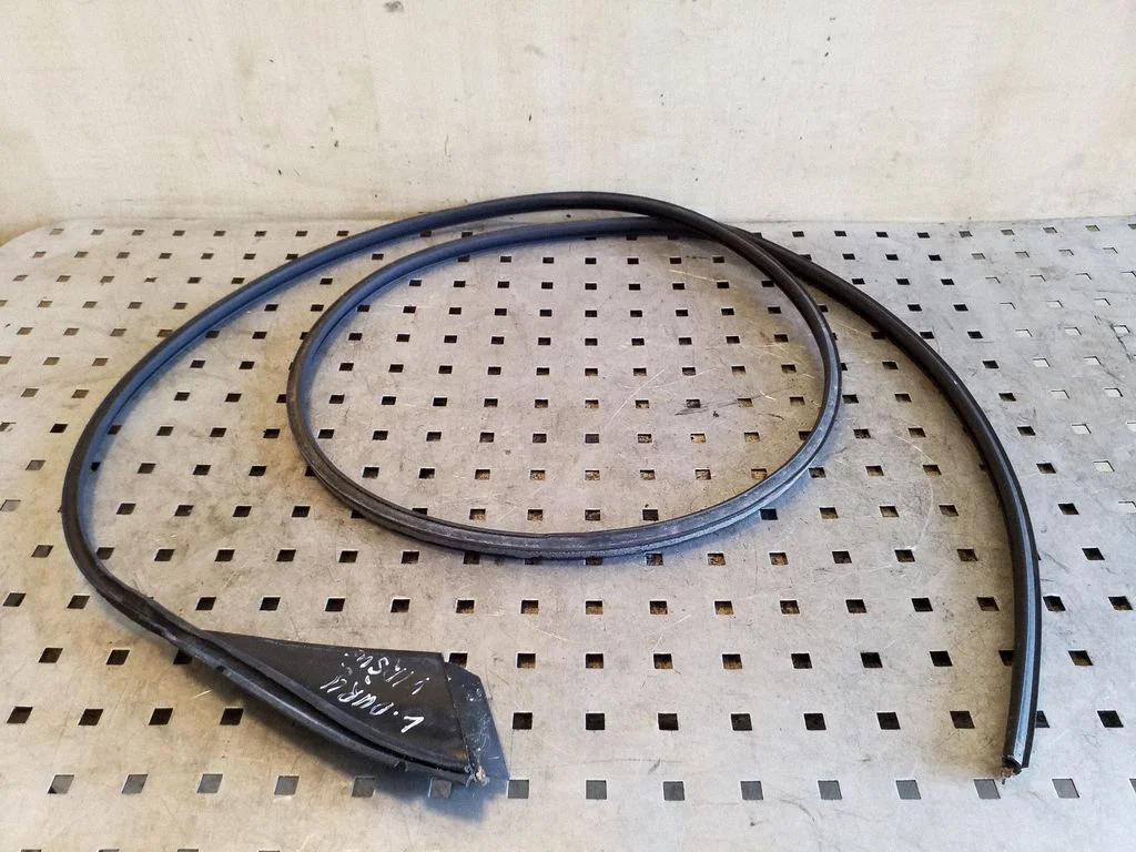 Front door rubber seal – left