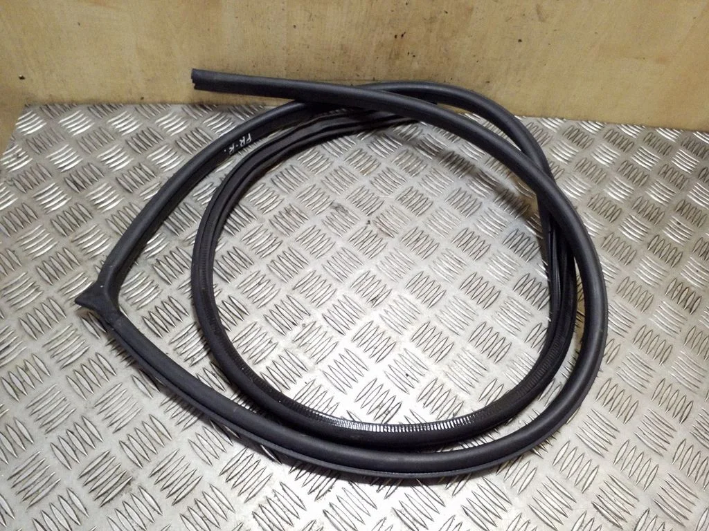 Front door rubber seal – right