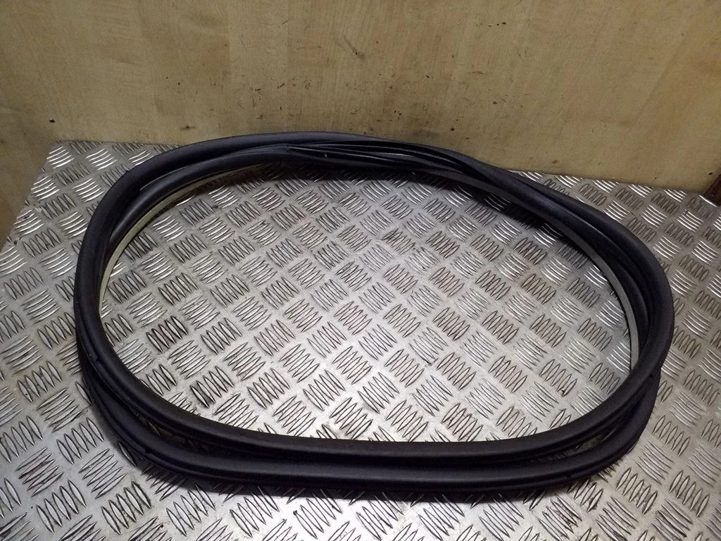 Front door rubber seal – left