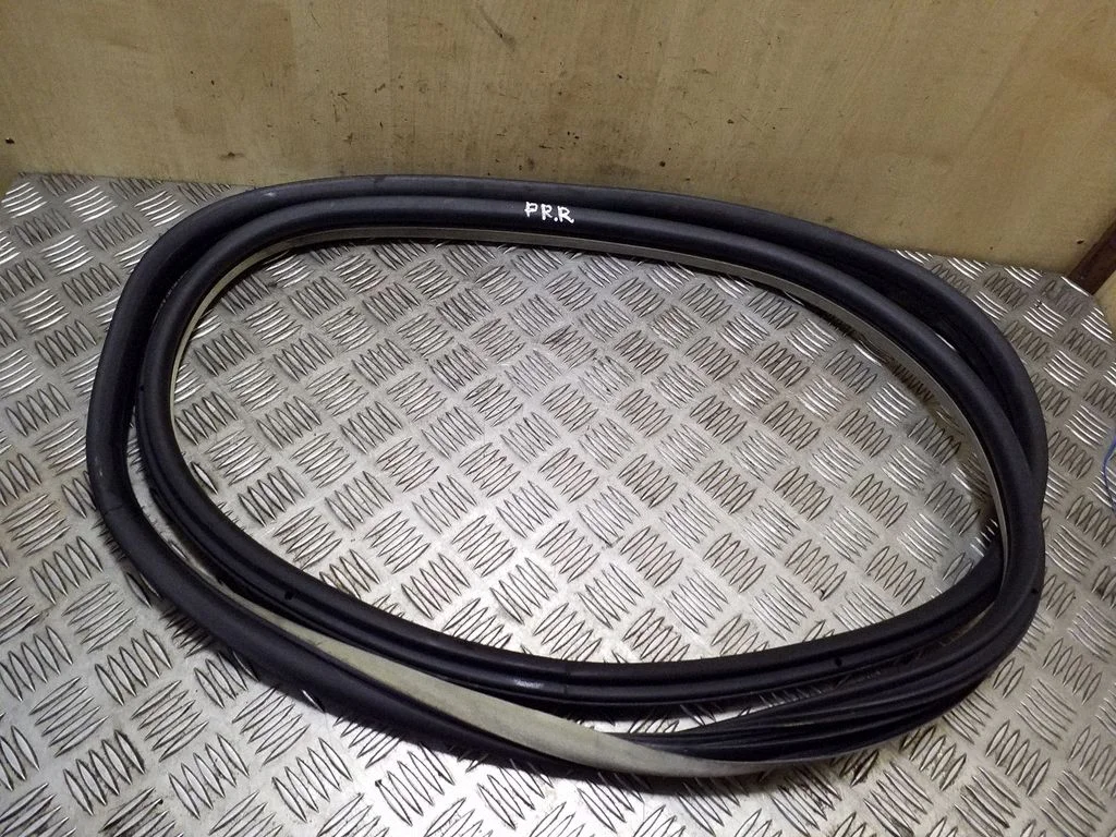 Front door rubber seal – right