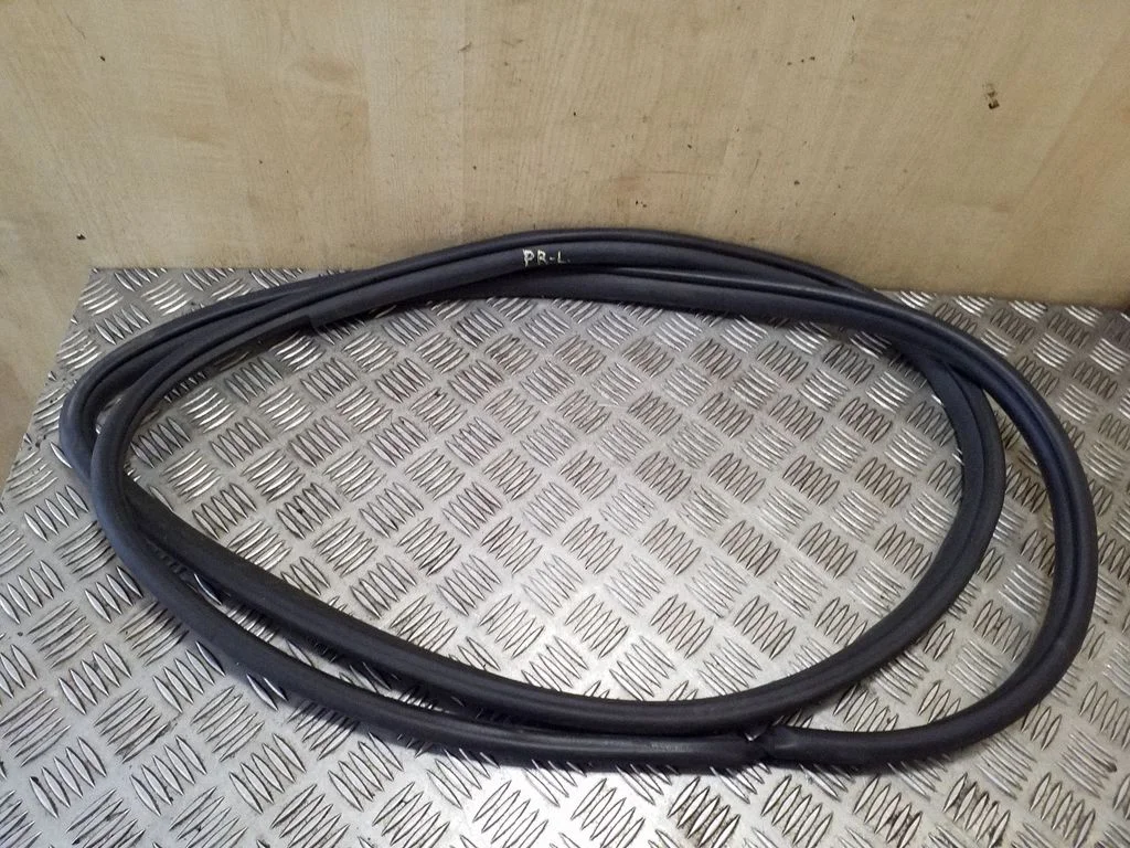 Esiukse tihend (kere pool) – vasak