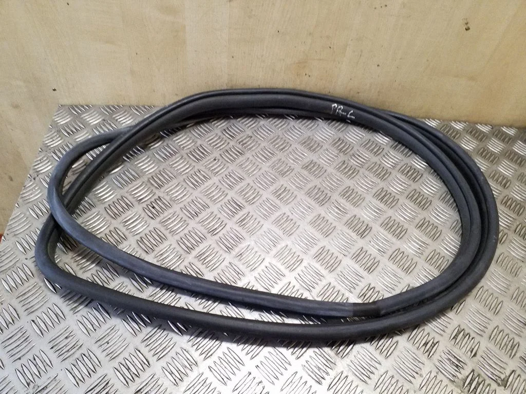 Esiukse tihend (kere pool) – vasak