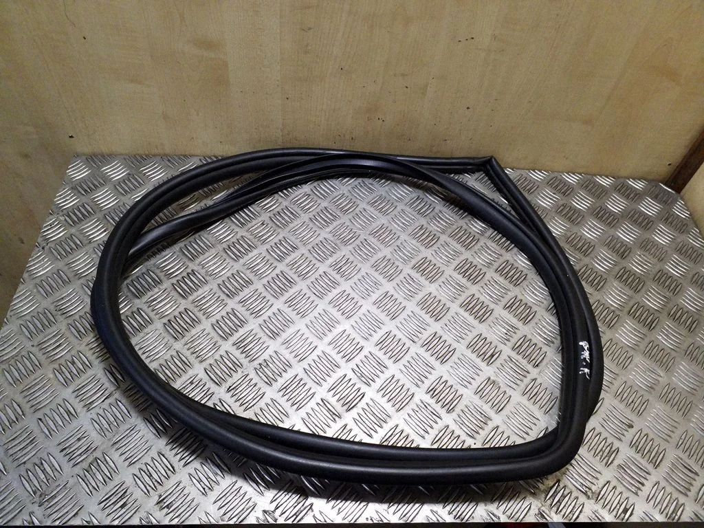 Front door rubber seal – Toyota Avensis T270 (2009-2012)