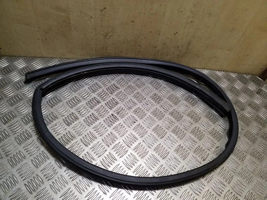 Front door rubber seal – right