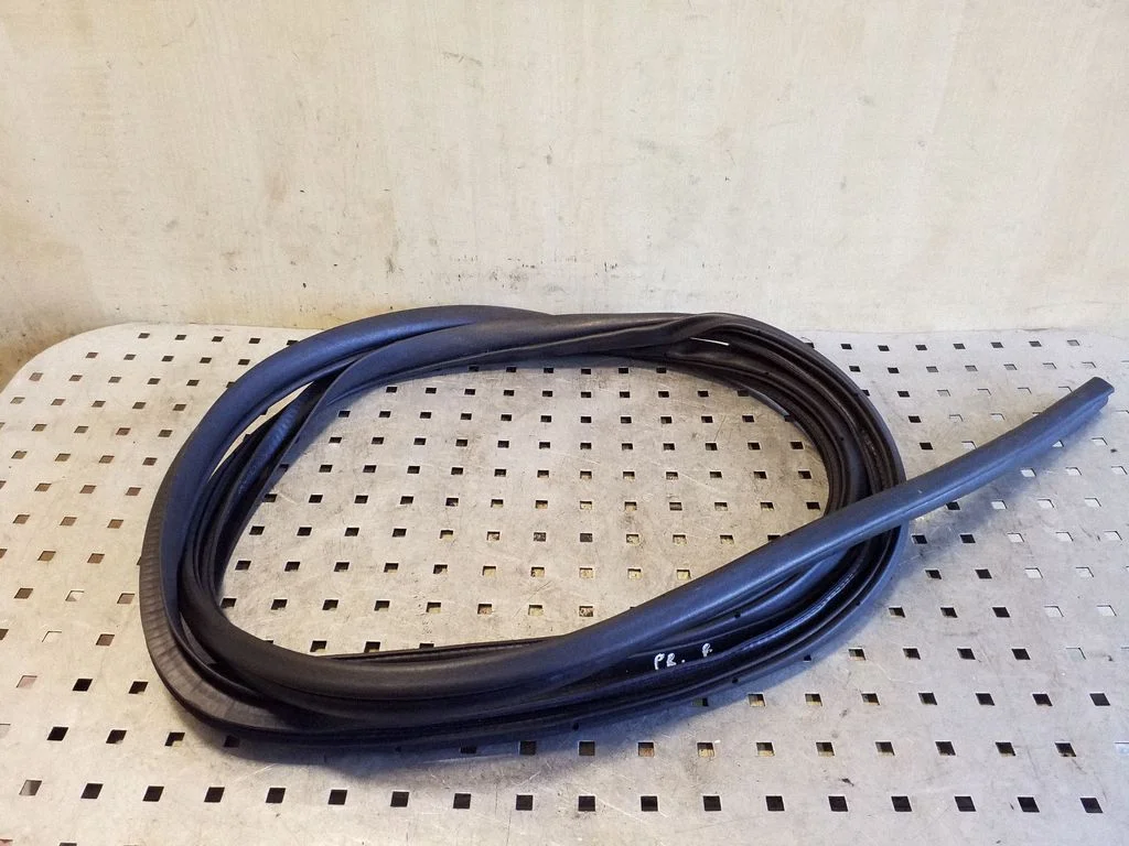 Front door rubber seal – right