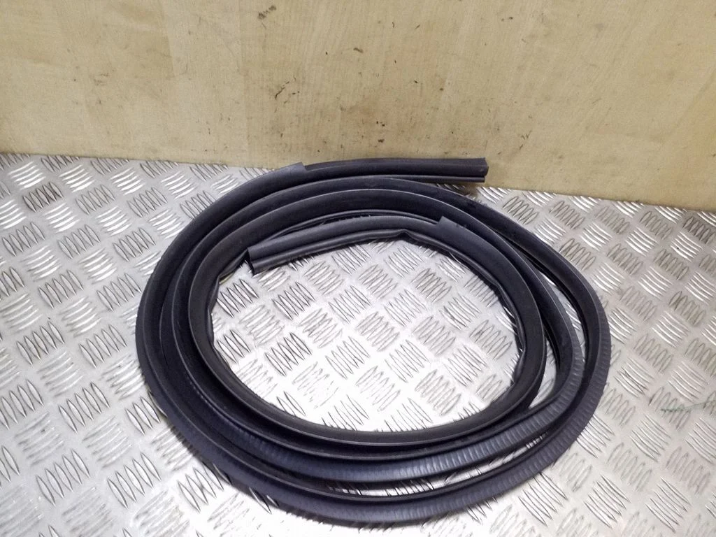 Front door rubber seal – left