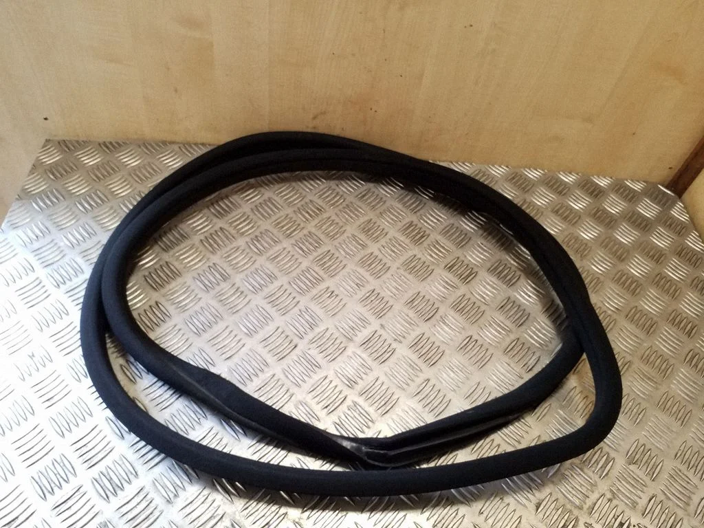 Esiukse tihend (kere pool) – Mercedes-Benz C-klass AMG W204 (2007-2014)