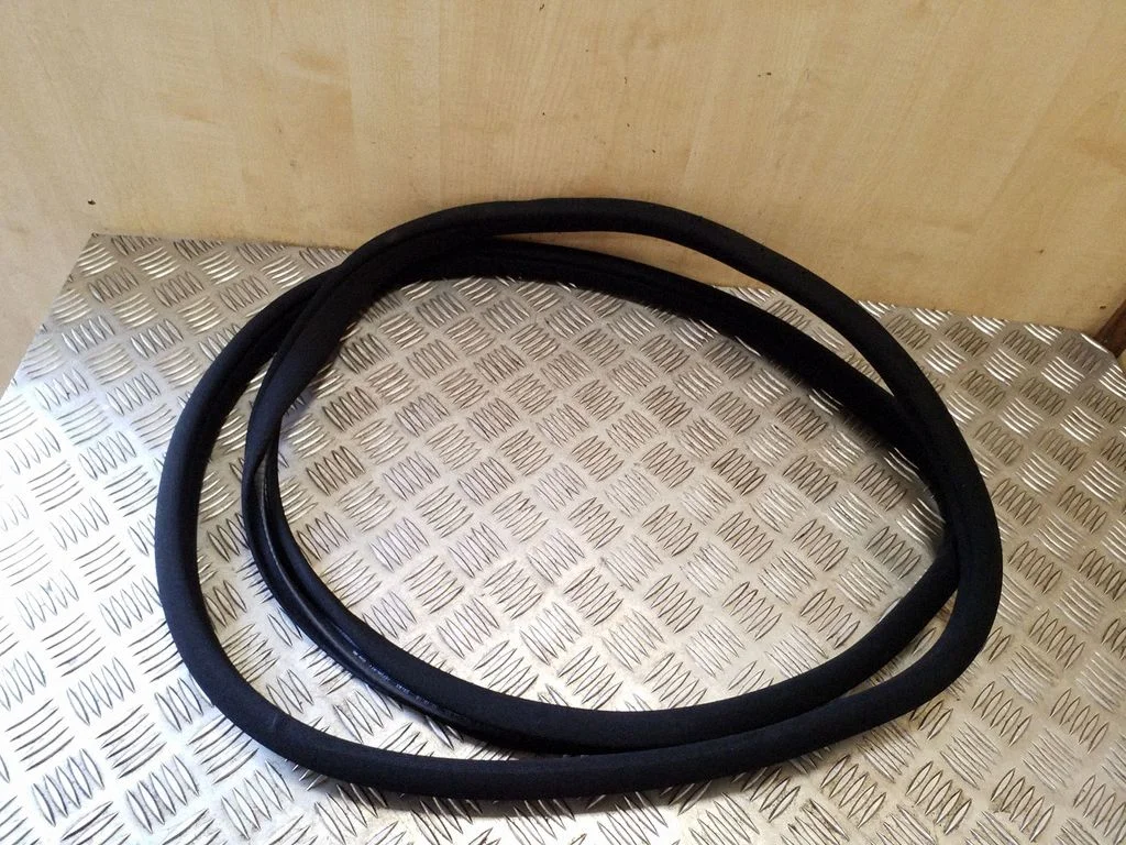 Esiukse tihend (kere pool) – Mercedes-Benz C-klass AMG W204 (2007-2014)