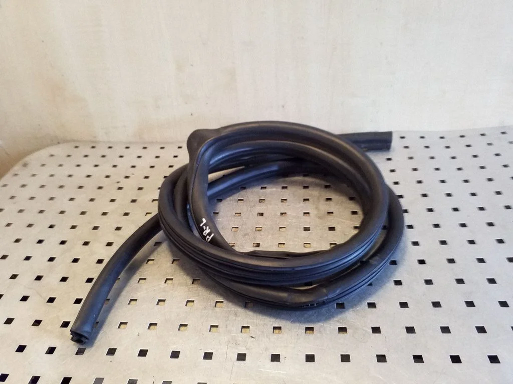Front door rubber seal – left