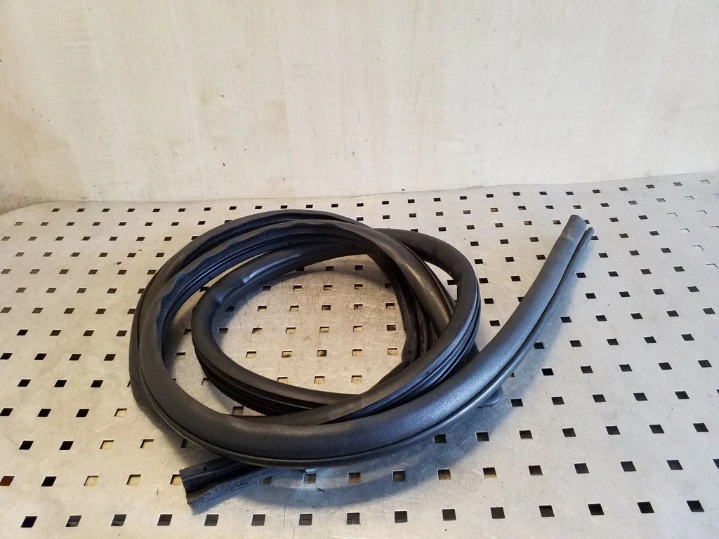 Front door rubber seal – right