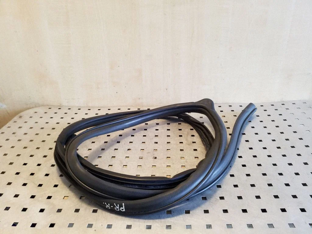 Front door rubber seal – right