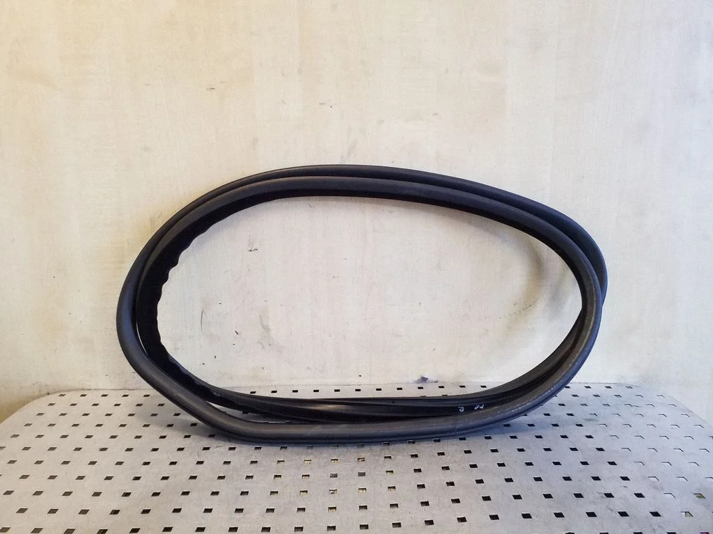Esiukse tihend (kere pool) – Volvo S80 (2007-2013), eesmine parem