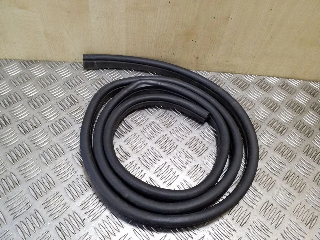 Front door rubber seal – right