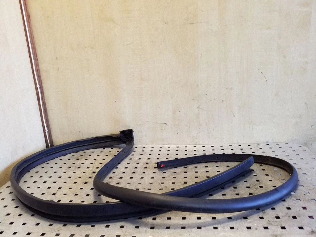 Front door rubber seal – right