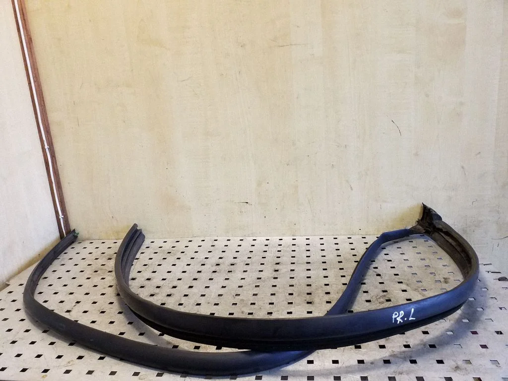 Front door rubber seal – left
