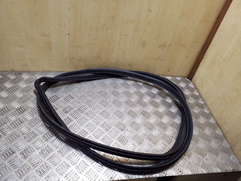 Esiukse tihend (kere pool) – Toyota RAV 4 (XA20) (2000-2005)