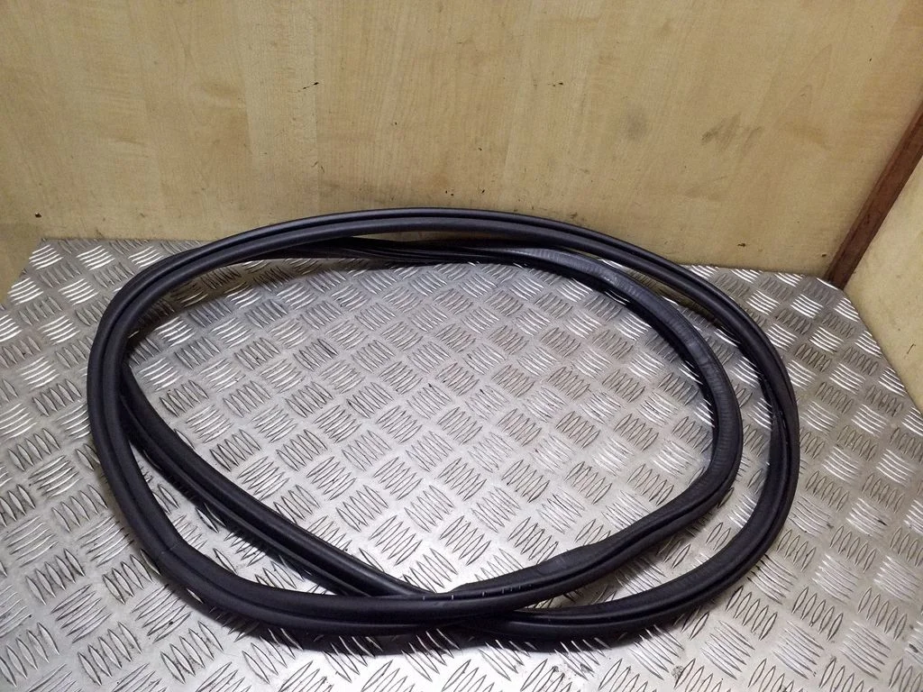 Front door rubber seal – right