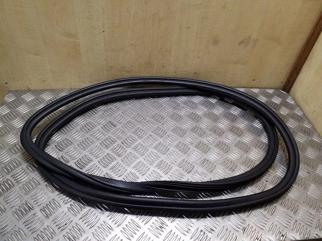 Front door rubber seal – left