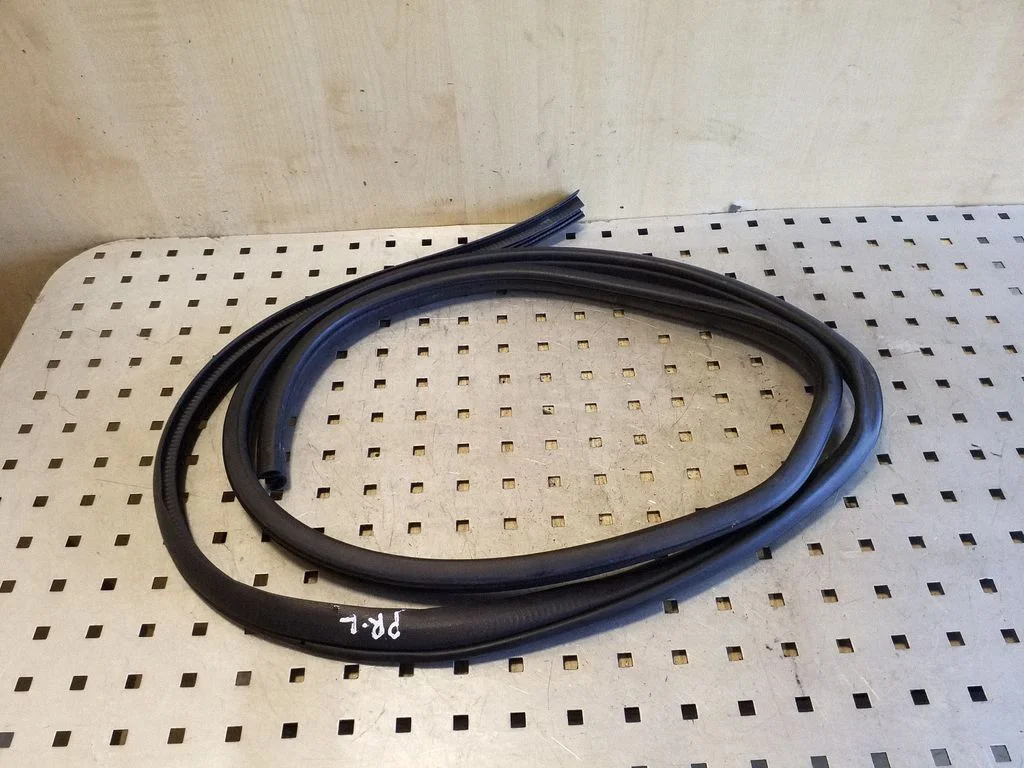 Front door rubber seal – front left