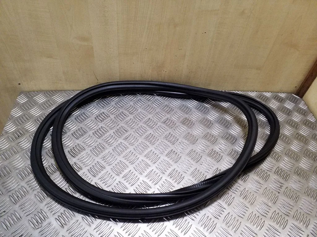 Front door rubber seal – right