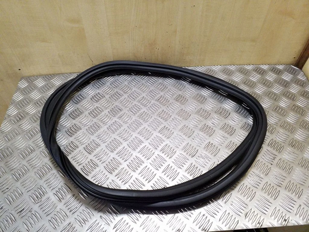 Front door rubber seal – left