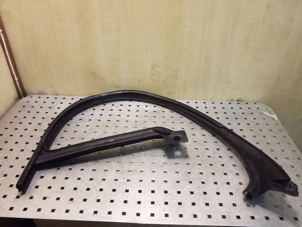 Front door rubber seal – right