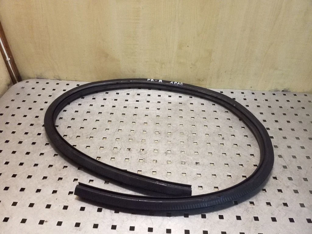Front door rubber seal – right