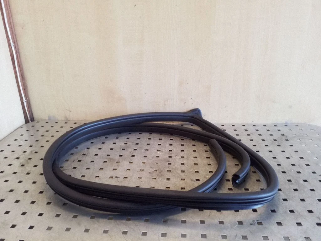 Front door rubber seal – right