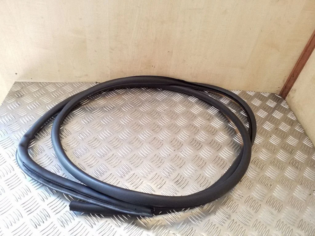 Uszczelka drzwi przednich (na karoserii) 7L0867365G