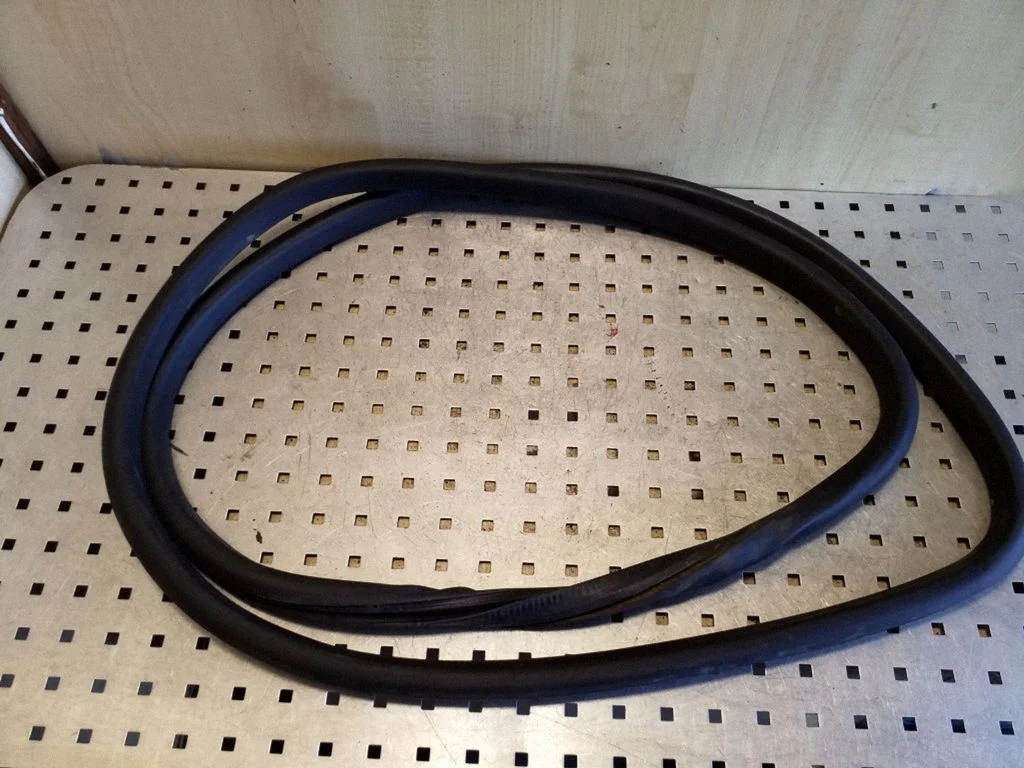 Uszczelka drzwi przednich (na karoserii) 5N0867911