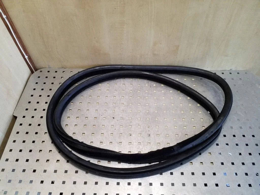 Esiukse tihend (kere pool) – Volvo S80 (2007-2013), parem