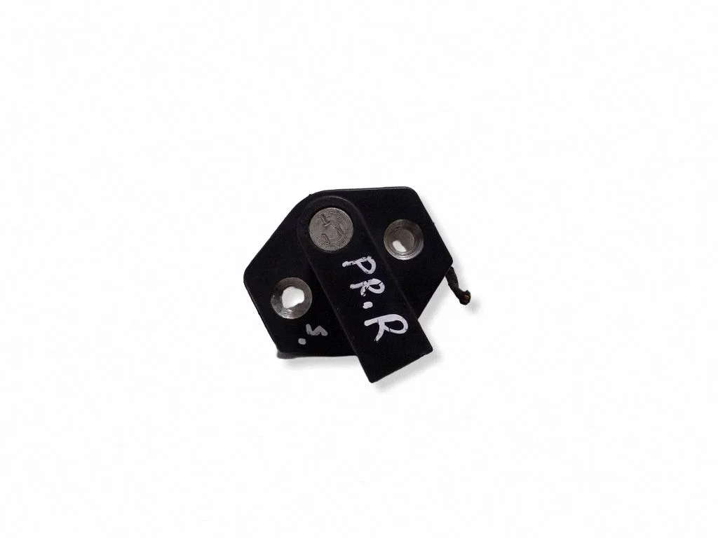Front door lock loop/hook striker – BMW 5 Series E39 (1996-2003)
