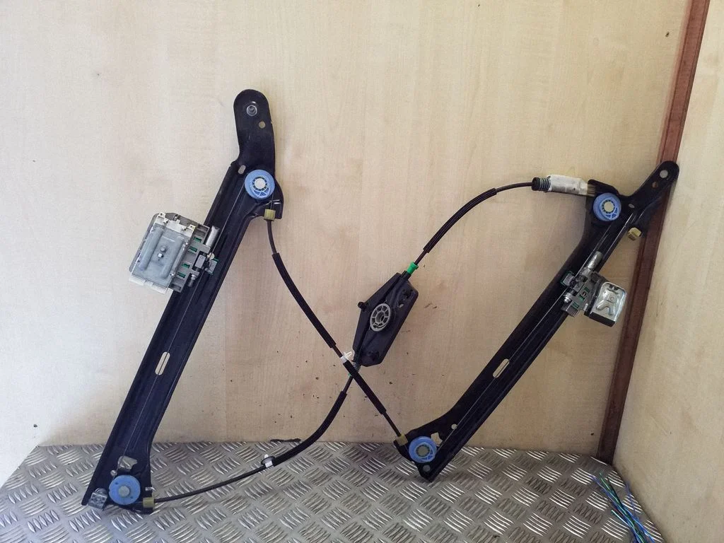 Front window lifting mechanism without motor 8T8837461