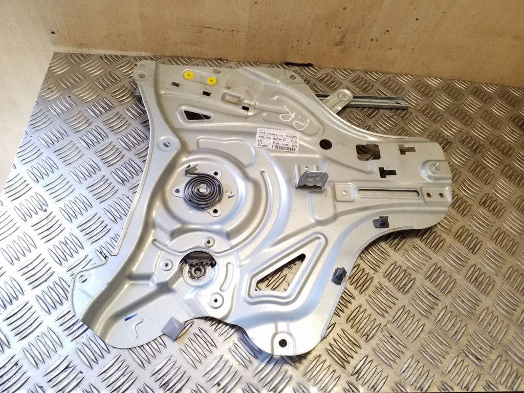 Priekšējā el. loga pacēlāja mehānisms bez motoriņa 824802Y400
