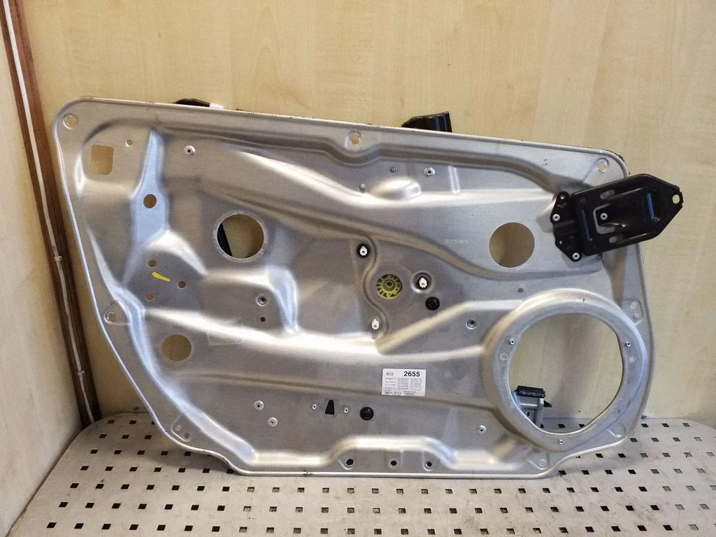Front window lifting mechanism without motor – Mercedes-Benz E-Class W212 (2009-2016)